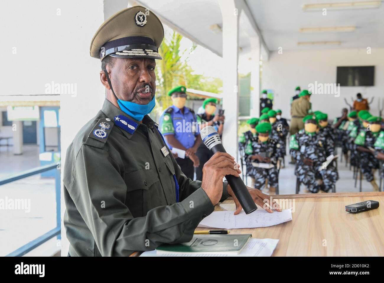 El Comisionado de Policía de Somalia, General Abdi Hassan Mohamed (Hajar), se dirige a los oficiales de policía de la AMISOM durante un desfile de medallas en honor de la Unidad de Policía formada por Sierra Leona en Mogadishu, Somalia, el 6 de septiembre de 2020. Foto de stock