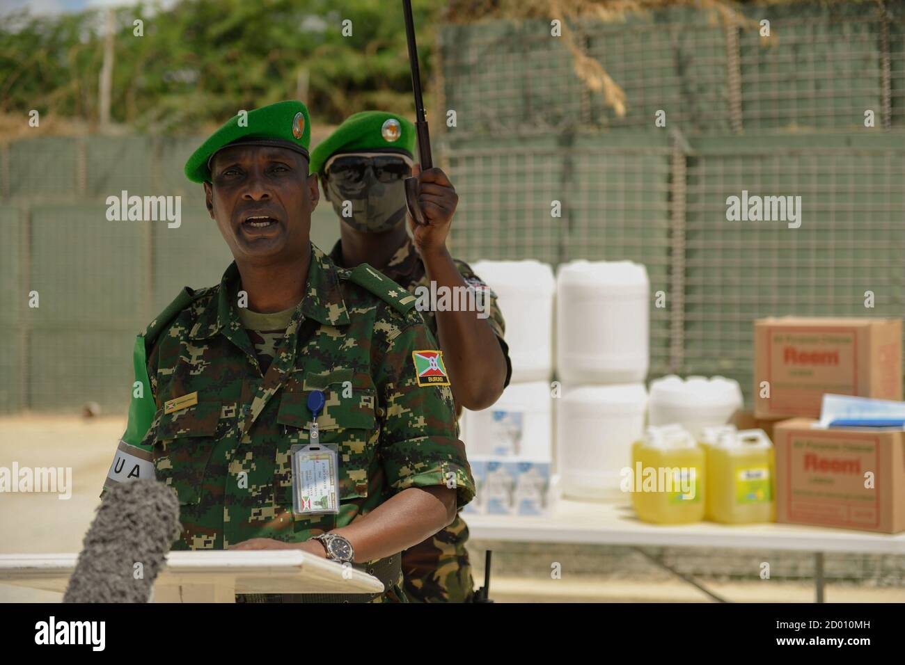 El Teniente Coronel Cyriaque Bikorimana, Oficial Jefe Militar Adjunto de Cooperación Civil-Militar (CIMIC) de la Misión de la Unión Africana en Somalia (AMISOM), habla en la ceremonia de entrega de artículos médicos y sanitarios donados por el Ejército de los Estados Unidos a la AMISOM. Los artículos, destinados a beneficiar a las personas desplazadas en el interior del país (PDI) en la zona de responsabilidad de la AMISOM, se entregaron en Mogadishu, Somalia, el 8 de septiembre de 2020. Foto de stock
