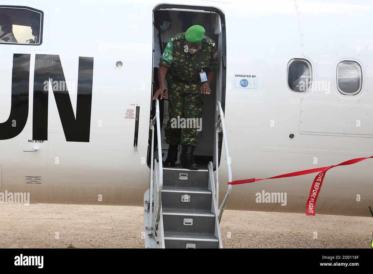 El Teniente General Diomede Ndegeya, Comandante de la Fuerza de la Misión de la Unión Africana en Somalia (AMISOM) desembarca de un avión al llegar a la sede del sector 5 en Jowhar, en el estado de HirShabelle, Somalia, durante su gira de familiarización el 20 de septiembre de 2020. Foto de stock