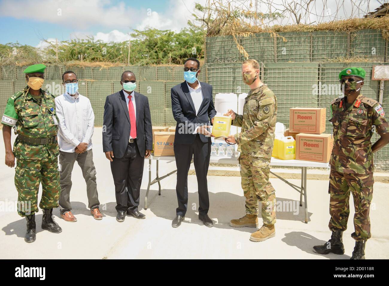 El Coronel Christian Werner, el Attache de la Defensa de los Estados Unidos en Somalia, entrega al Sr. Said Bashir Mohamed, el funcionario de suministros del Hospital de Referencias Banadir, parte de los artículos médicos y sanitarios donados a la Misión de la Unión Africana en Somalia (AMISOM). Los artículos, destinados a beneficiar a las personas desplazadas en el interior del país (PDI) en la zona de responsabilidad de la AMISOM, se entregaron en Mogadishu, Somalia, el 8 de septiembre de 2020. Foto de stock