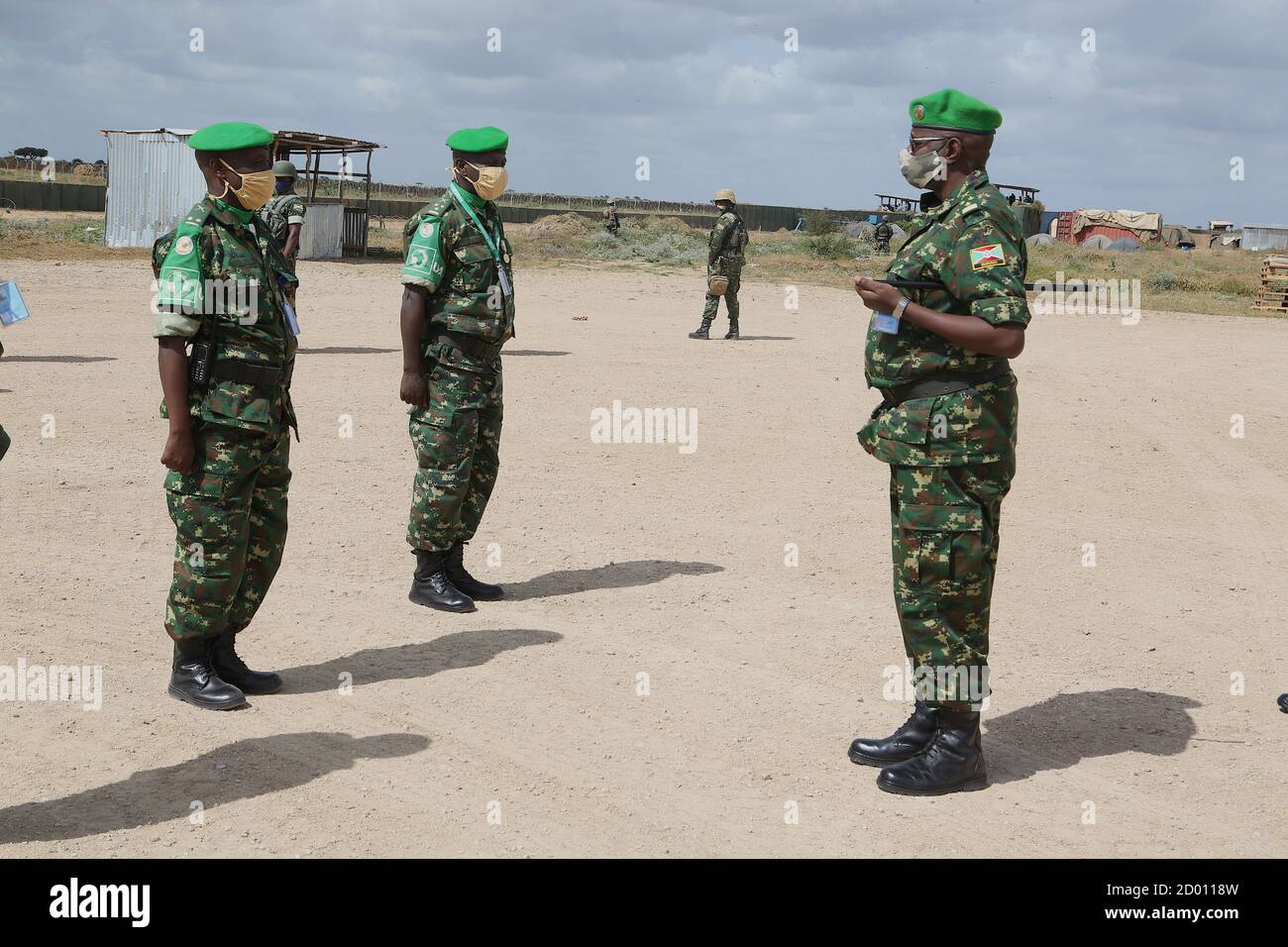 Altos oficiales militares de la Misión de la Unión Africana en Somalia (AMISOM) en el sector 5 dan la bienvenida al Teniente General Diomede Ndegeya (derecha), Comandante de la Fuerza de AMISOM durante su viaje de familiarización con la sede del sector 5 en Jowhar, estado de HirShabelle, Somalia, el 20 de septiembre de 2020. Foto de stock