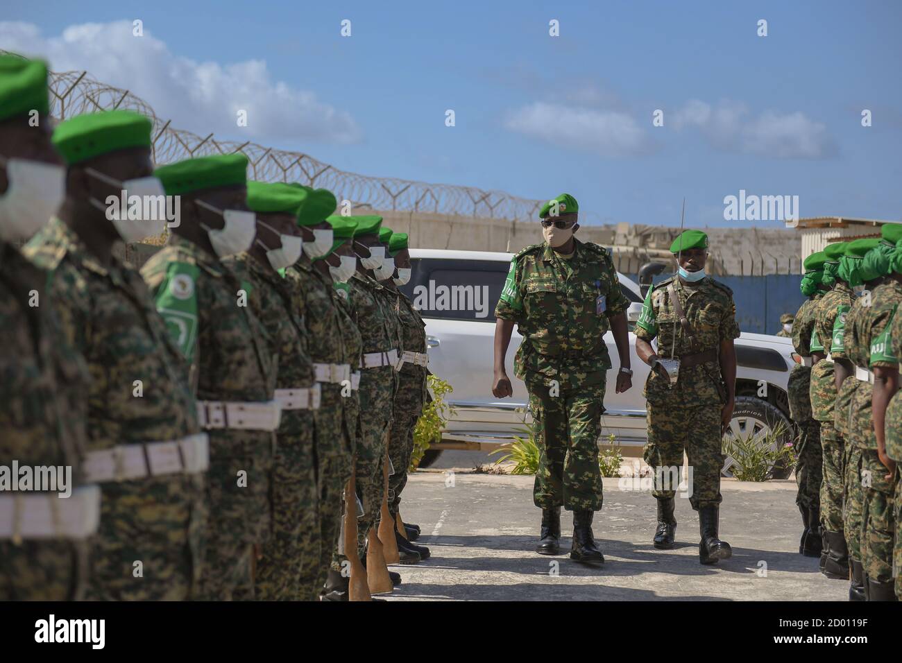 El Teniente General Diomede Ndegeya, Comandante de la Fuerza de la Misión de la Unión Africana en Somalia (AMISOM), inspecciona a un guardia de honor montado por tropas ugandesas de la AMISOM, a su llegada al cuartel general del sector 1 en Mogadishu, Somalia, el 9 de septiembre de 2020. Foto de stock