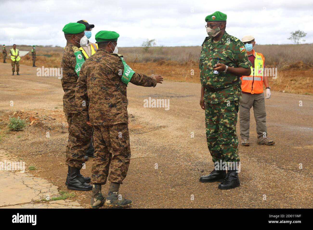 El Teniente General Diomede Ndegeya (derecha), Comandante de la Fuerza de la Misión de la Unión Africana en Somalia (AMISOM) es recibido por oficiales militares superiores de la AMISOM en el sector tres, a su llegada a Baidoa, en el estado de Somalia sudoccidental, en una gira de familiarización el 23 de septiembre de 2020/ Foto de stock