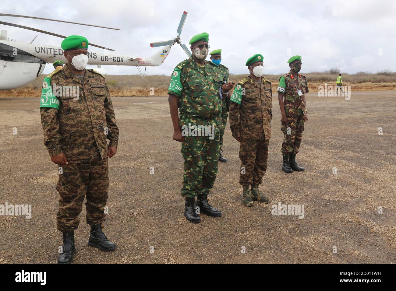El Teniente General Diomede Ndegeya (segunda izquierda), Comandante de la Fuerza de la Misión de la Unión Africana en Somalia (AMISOM) a su llegada a la sede del sector tres de AMISOM en Baidoa, estado de Somalia, al suroeste, el 23 de septiembre de 2020/ Foto de stock