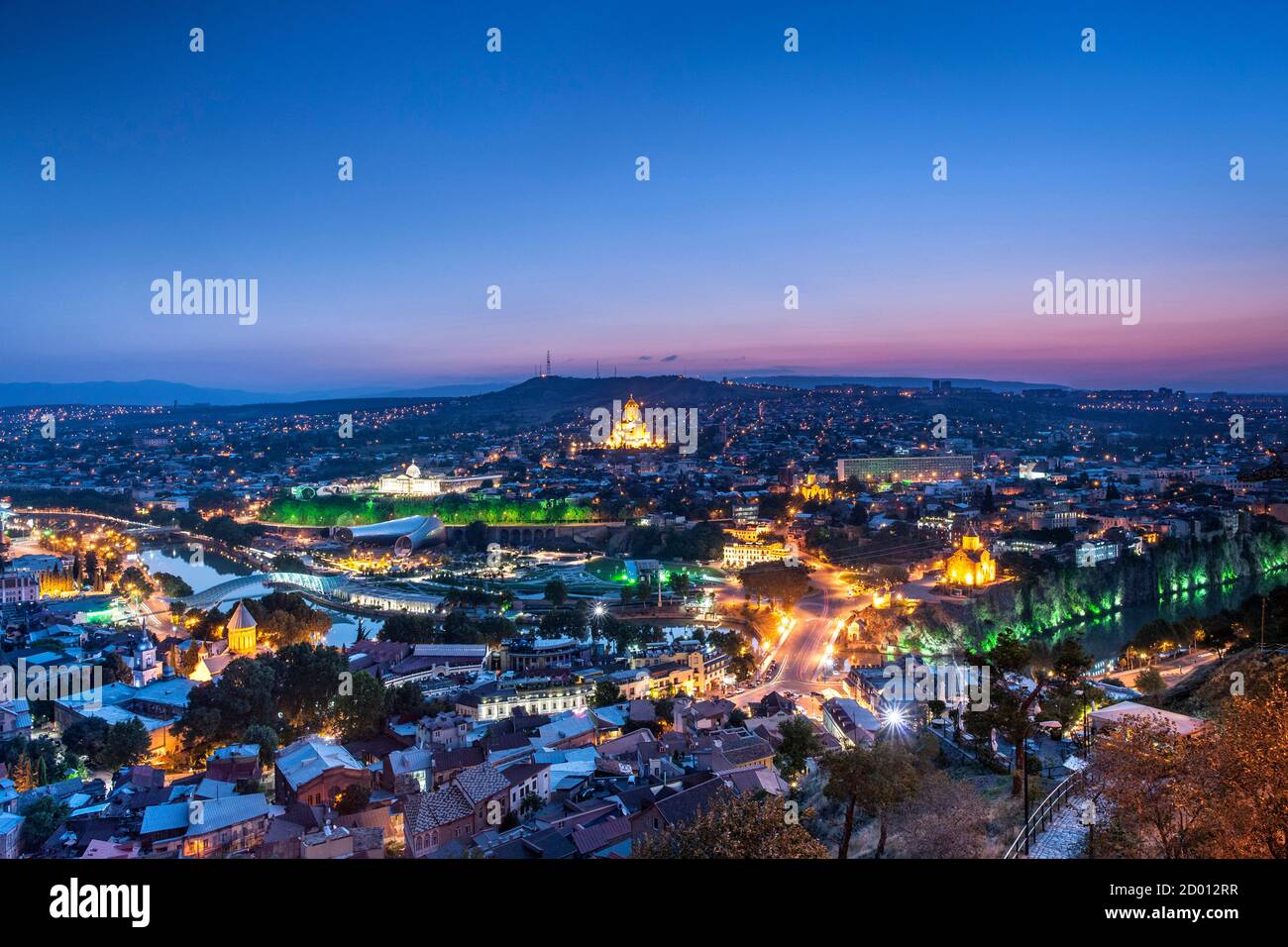 Vista al amanecer sobre Tbilisi, la capital de Georgia. Foto de stock