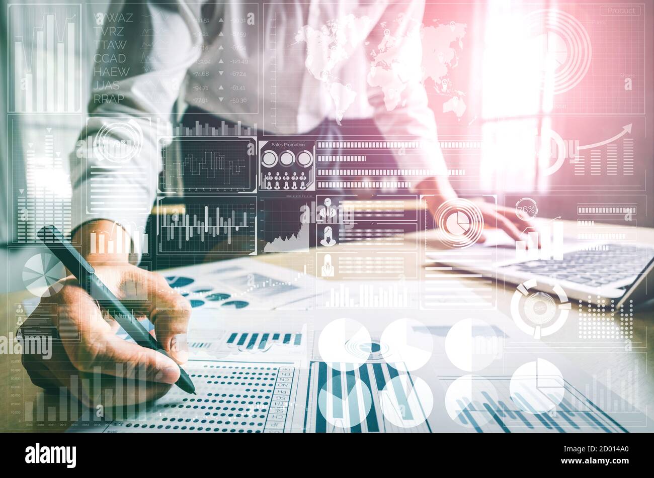 El análisis de los datos para los negocios y las finanzas concepto. Interfaz gráfica mostrando la futura tecnología informática de lucro, analítica, de investigación y marketing online Foto de stock