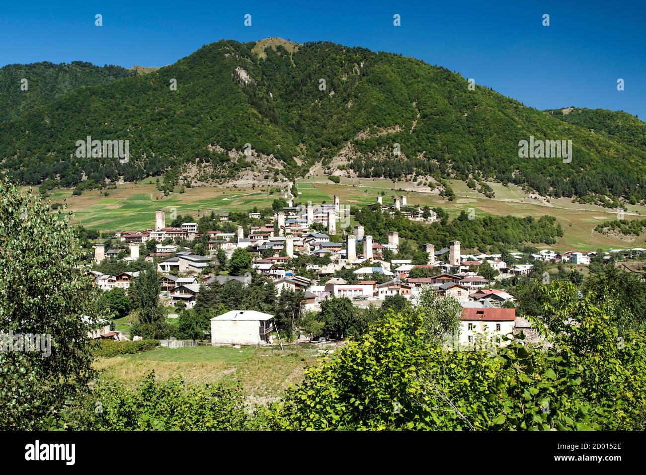 Mestia aldea en la región del noroeste de Georgia Svaneti. Foto de stock