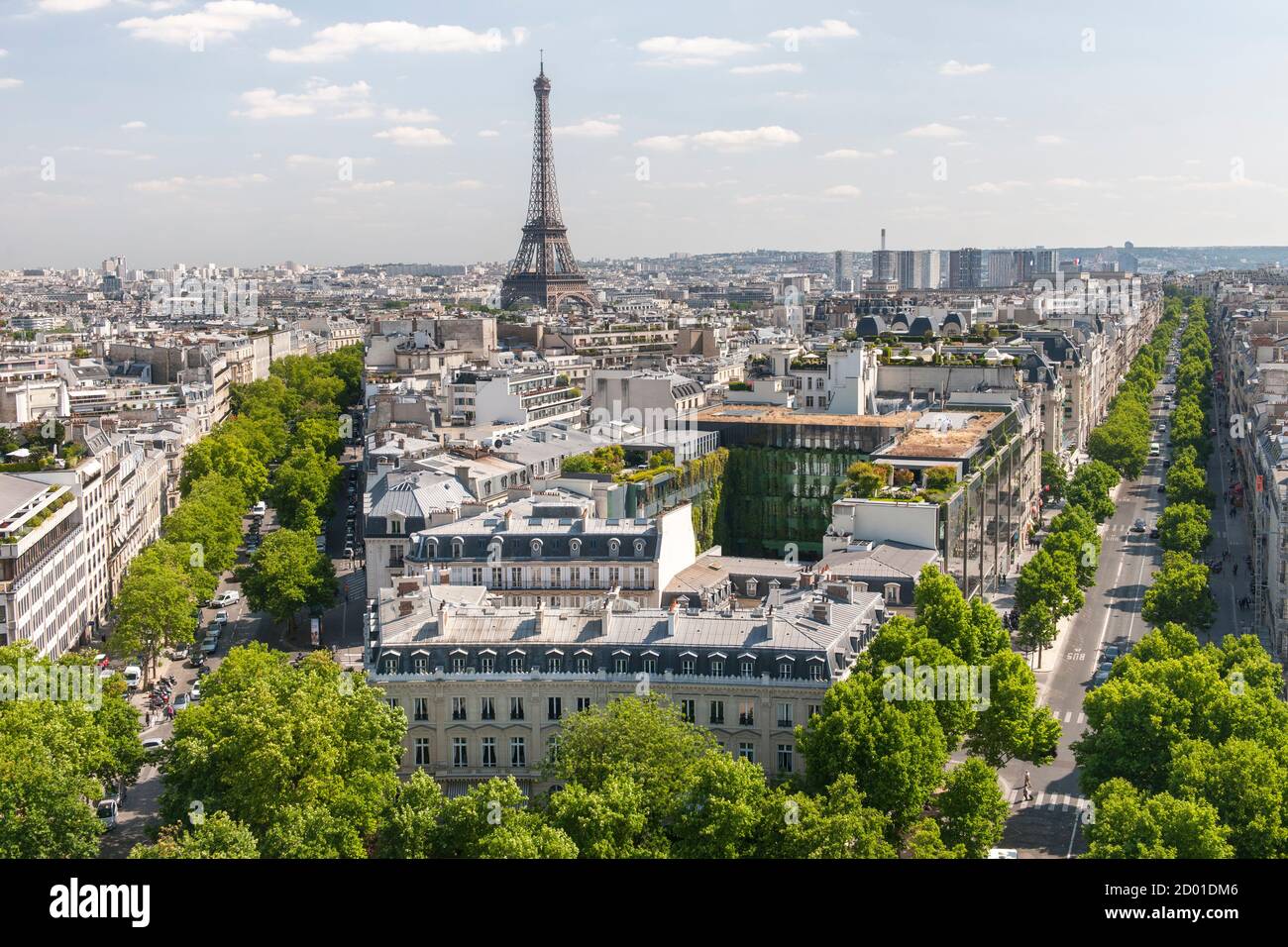 Vista a través de París desde la cima del Arco del Triunfo. La avenida d'Iéna corre a la izquierda y la avenida Kléber a la derecha de la imagen. Foto de stock