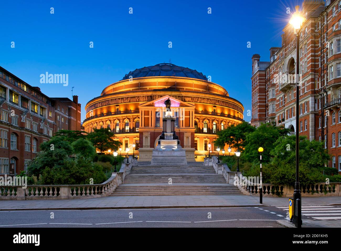 El Royal Albert Hall de Londres al anochecer. Foto de stock