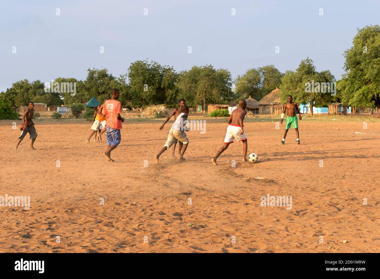 Jóvenes mozambiqueños jugando al fútbol en la aldea de Mpelane, en la provincia de Gaza, Mozambique. Foto de stock