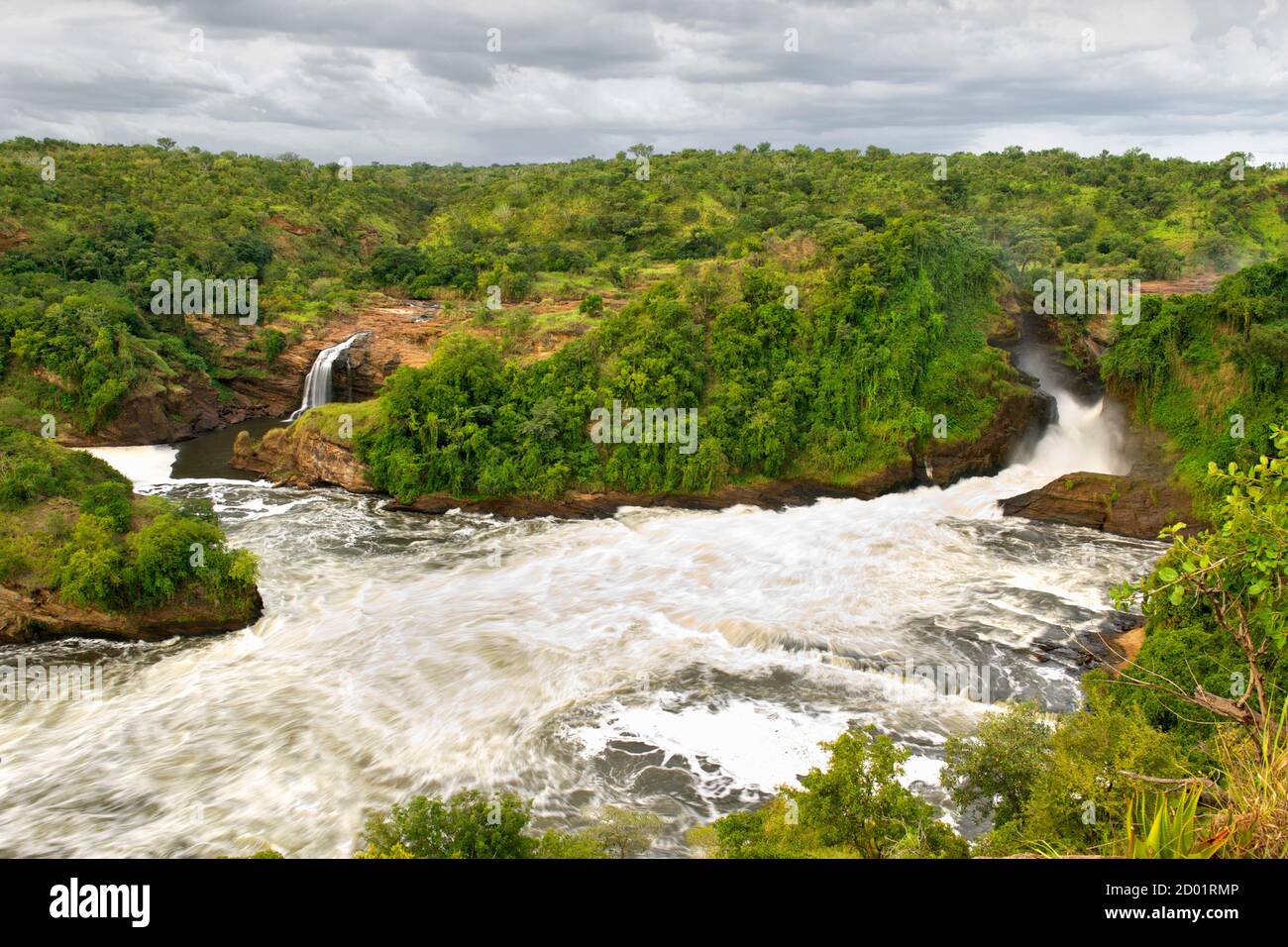 Vista de las cataratas Murchison en el río Victoria Nile en el Parque Nacional Murchison Falls en Uganda, África central. Foto de stock