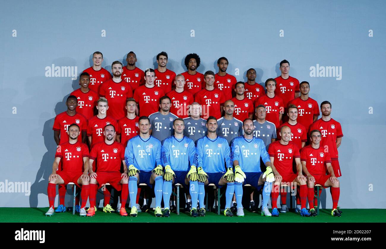 El equipo de fútbol del Bayern de Munich se presenta durante una llamada de  fotos en Munich, Alemania, el 16 de julio de 2015. (L-R) cuarta fila:  Holger Badstuber, Jerome Boateng, Javi