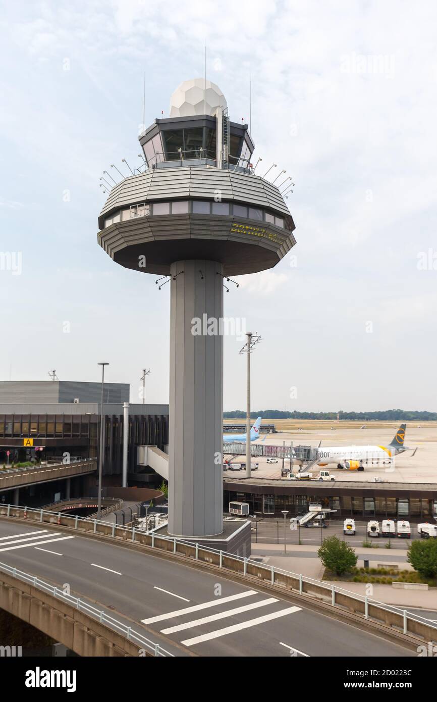 Hanover, Alemania - 9 de agosto de 2020: Torre en el aeropuerto de Hanover en Alemania. Foto de stock