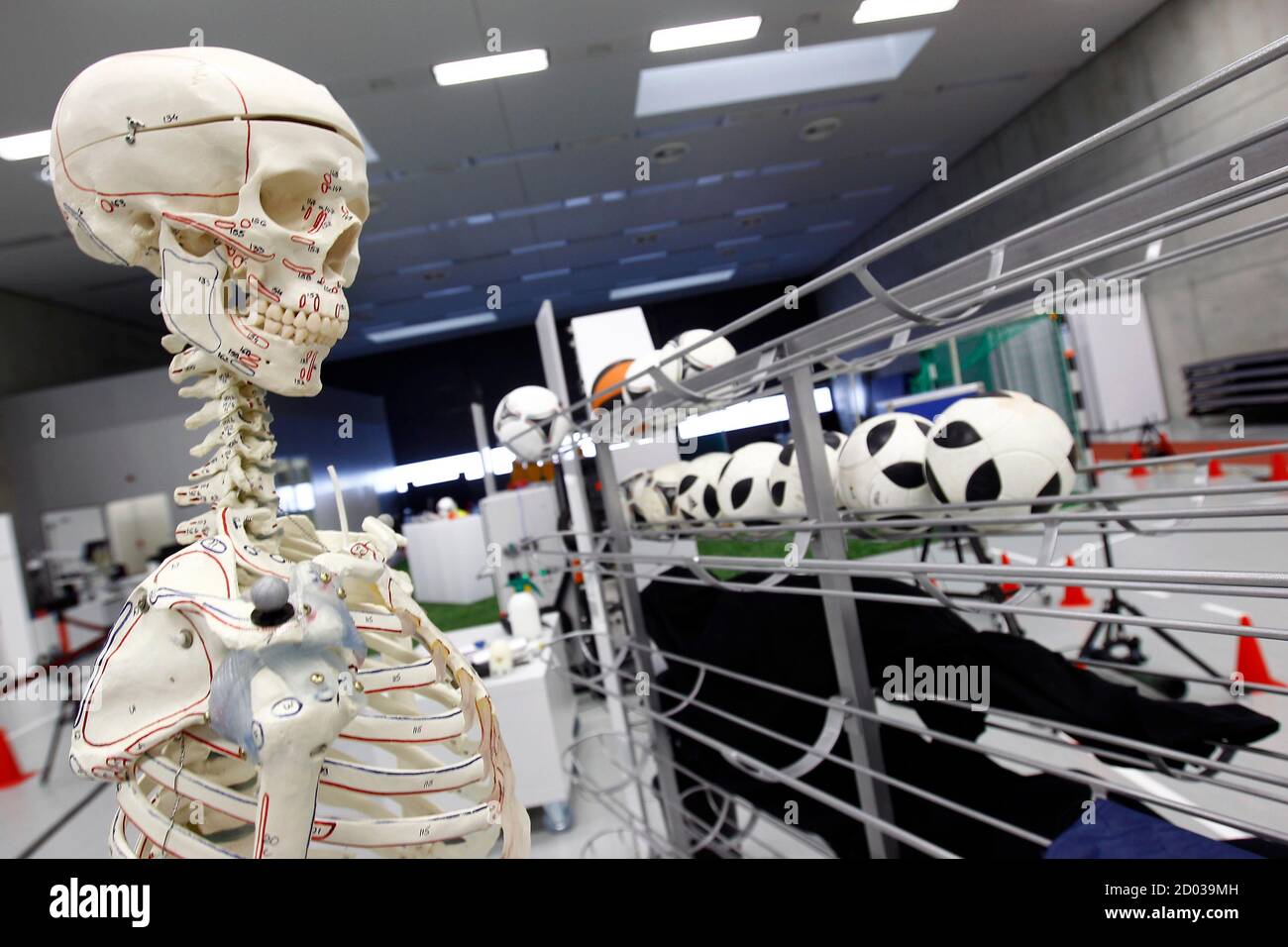 Un esqueleto e instrumentos de medición se muestran en el laboratorio de  innovación Adidas en Herzogenaurach 7 de mayo de 2012. El líder del mercado  estadounidense, Nike, y el rival alemán Adidas,