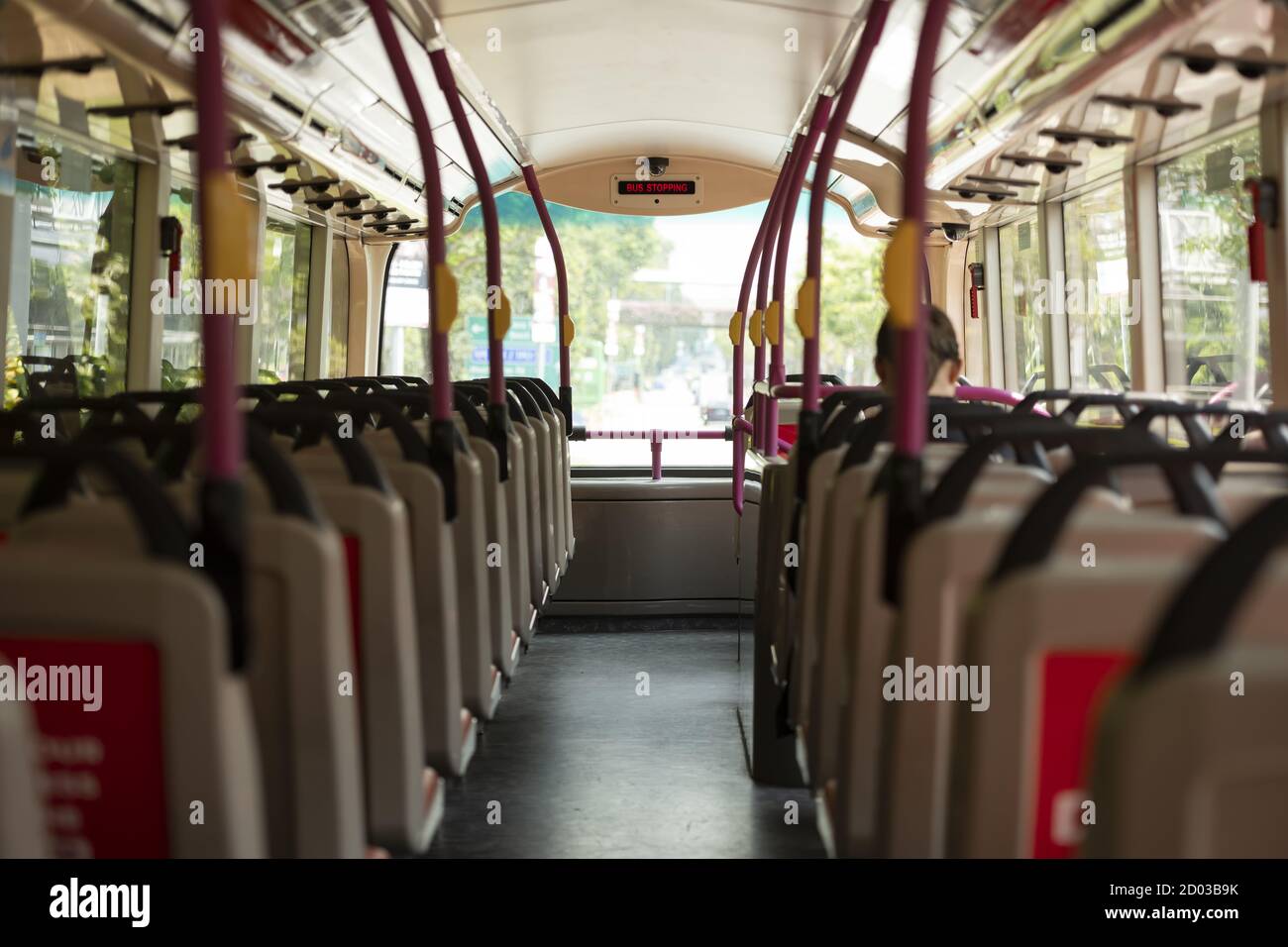 (Enfoque selectivo) UN autobús, con una sola persona a bordo, circula por las calles de Taipei durante el brote de Covid-19. Taipei, Taiwán. Foto de stock