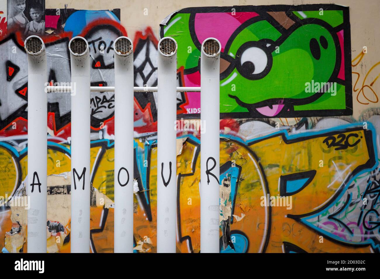 Amour - graffiti en la pared y tubos de ventilación cerca del Centro Pompedou, París, Francia Foto de stock