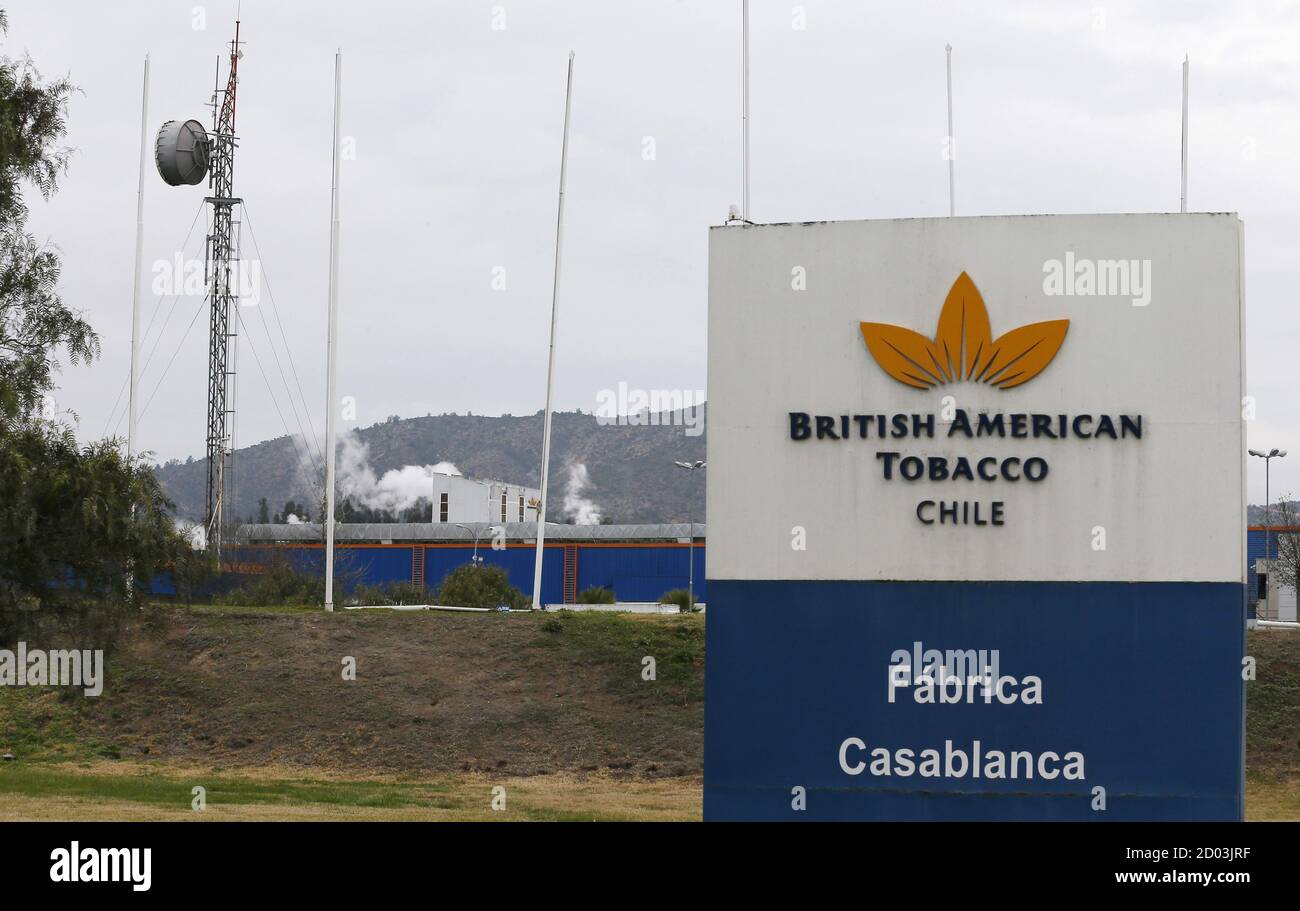 Un signo que dice 'fábrica Casablanca' con el logotipo de British American  Tobacco se ve en Casablanca, en las afueras de Valparaíso, Chile, 9 de  julio de 2015. La unidad chilena de