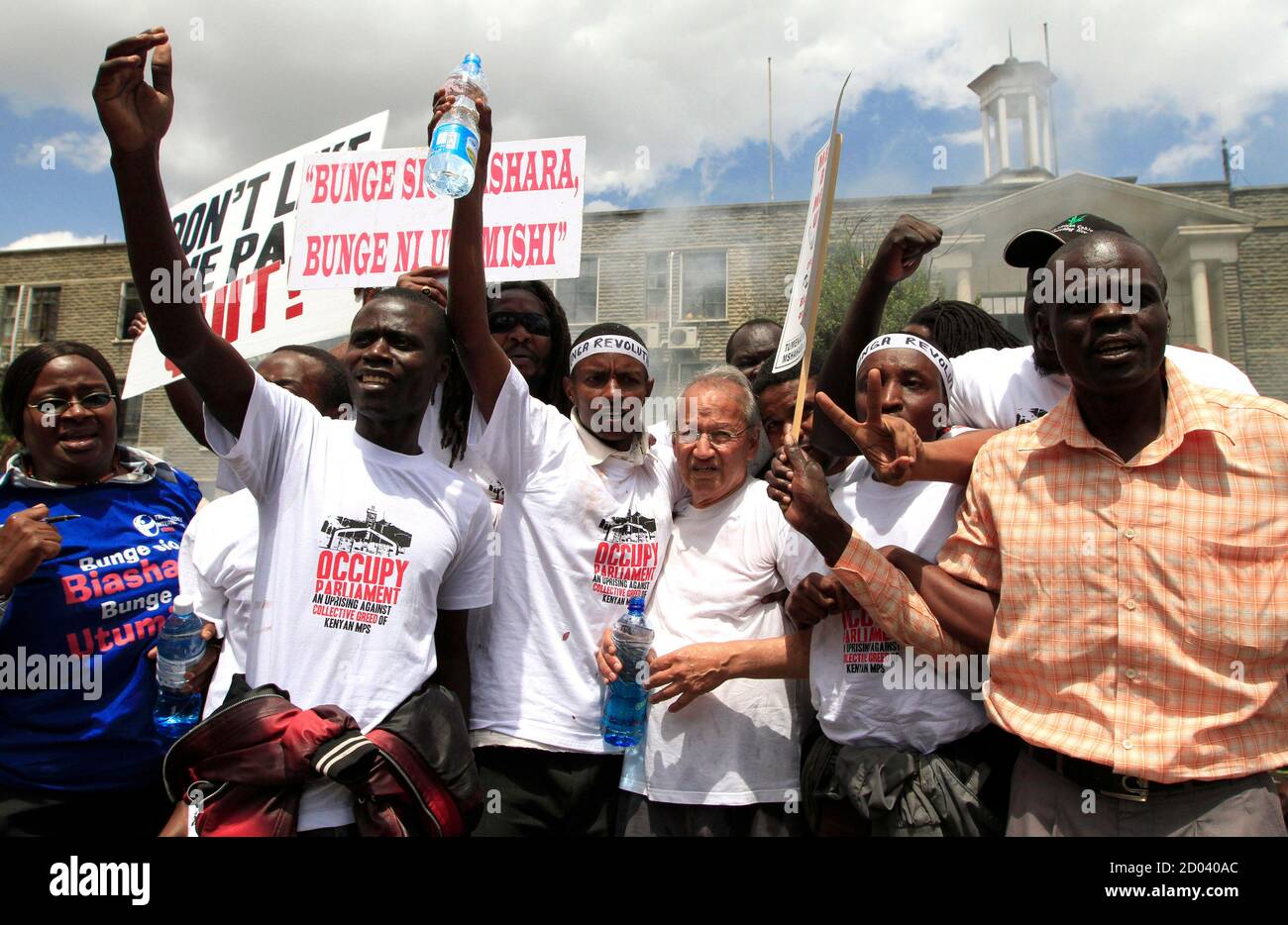 Los manifestantes participan en una manifestación contra las demandas salariales de los legisladores fuera de los edificios del parlamento en la capital Nairobi, 14 de mayo de 2013. La policía keniana, con equipo antidisturbios, disparó gases lacrimógenos y cañones de agua el martes para dispersar a unos 200 manifestantes que se reunieron fuera del parlamento para manifestarse contra las demandas salariales de los legisladores. REUTERS/Thomas Mukoya (KENIA - Tags: SOCIEDAD POLÍTICA DISTURBIOS CIVILES) Foto de stock
