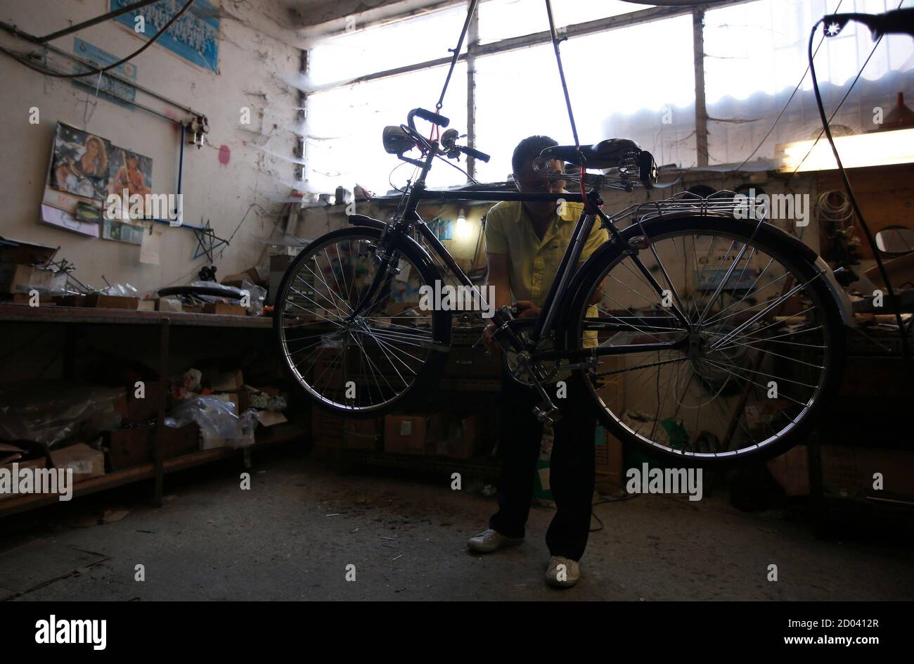 Un trabajador monta un modelo de bicicleta clásico en la tienda Siera en  Oliveira do Bairro, cerca de Aveiro 10 de agosto de 2013. El fabricante de  bicicletas Antonio de Sousa vela,