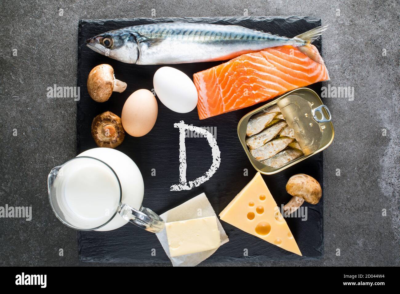 Natural de alimentos ricos en vitamina D como el pescado, los huevos, el queso, la leche, la mantequilla, los champiñones, las sardinas enlatadas Foto de stock