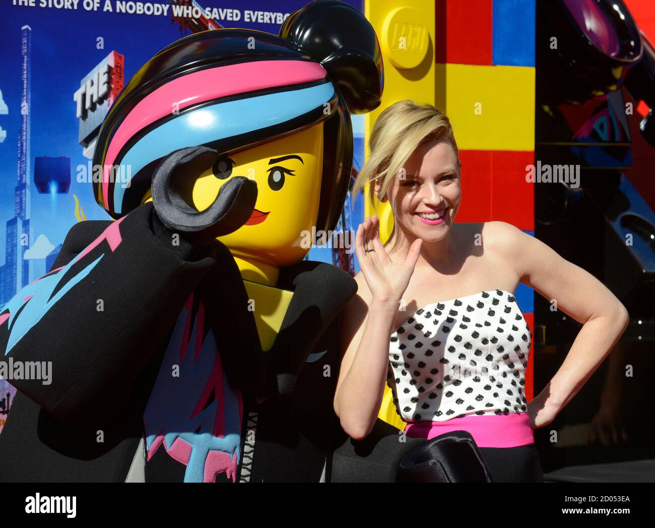 Elizabeth Banks, miembro del reparto, asiste al estreno de la película "The  Lego Movie" en los Ángeles el 1 de febrero de 2014. REUTERS/Phil McCarten  (ESTADOS UNIDOS - Tags: ENTRETENIMIENTO Fotografía de