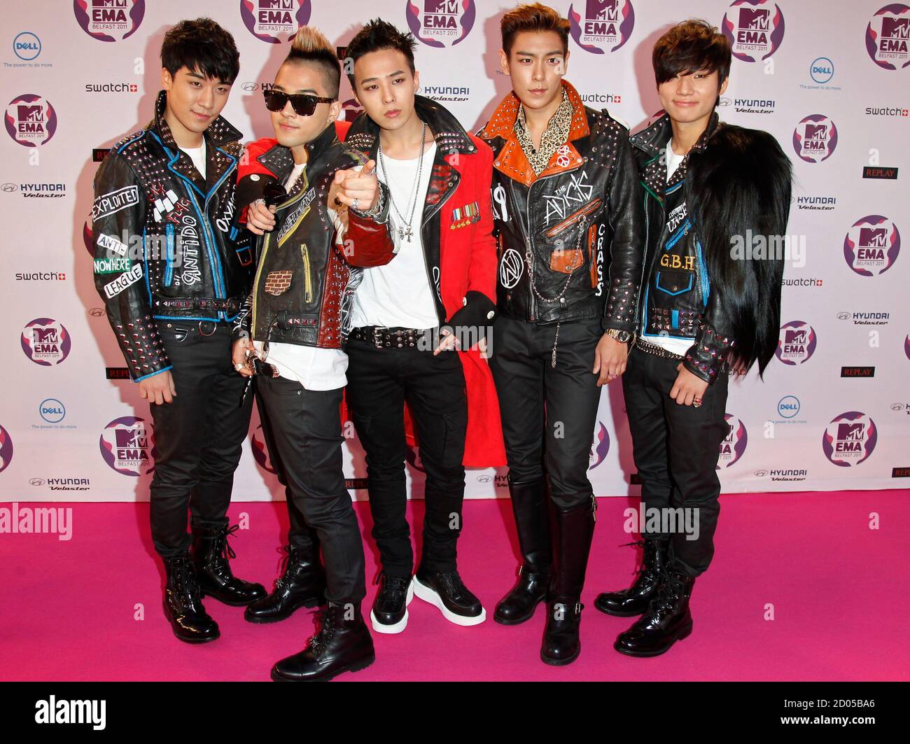 La banda surcoreana Big Bang pose en la alfombra roja en el programa MTV  Europe Music Awards en Belfast el 6 de noviembre de 2011. REUTERS/Luke  MacGregor (IRLANDA DEL NORTE - Tags: