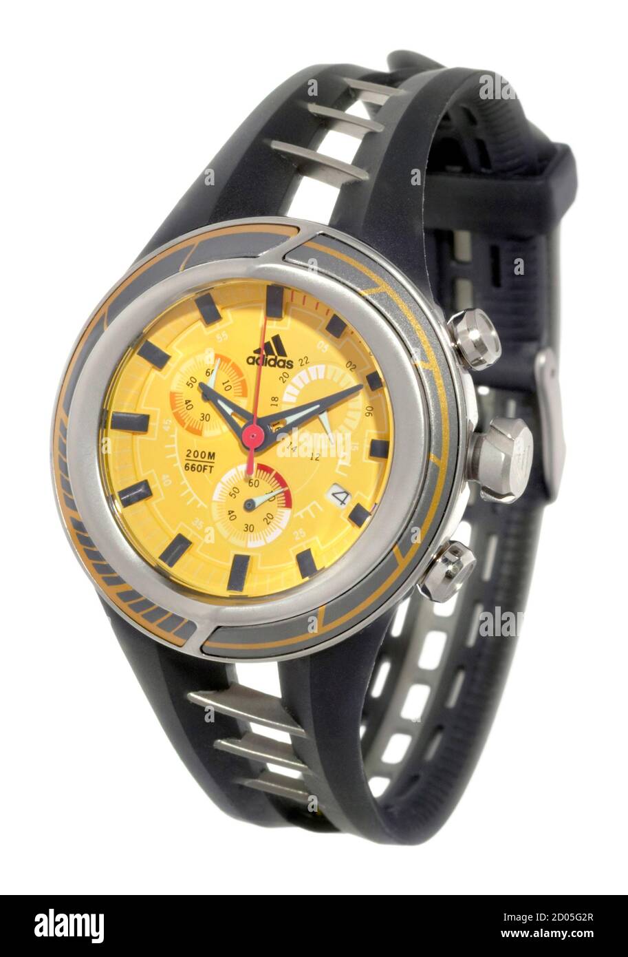 Reloj de pulsera activo adidas negro y amarillo fotografiado sobre fondo  blanco Fotografía de stock - Alamy