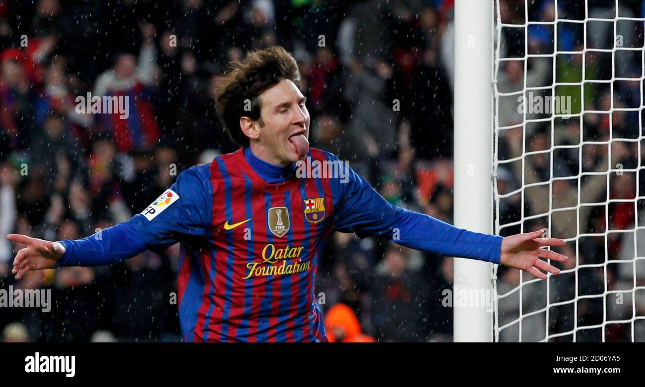Lionel Messi de Barcelona celebra su segundo gol durante su partido de fútbol de primera división contra Granada en el estadio Camp Nou el de marzo de 2012. Messi