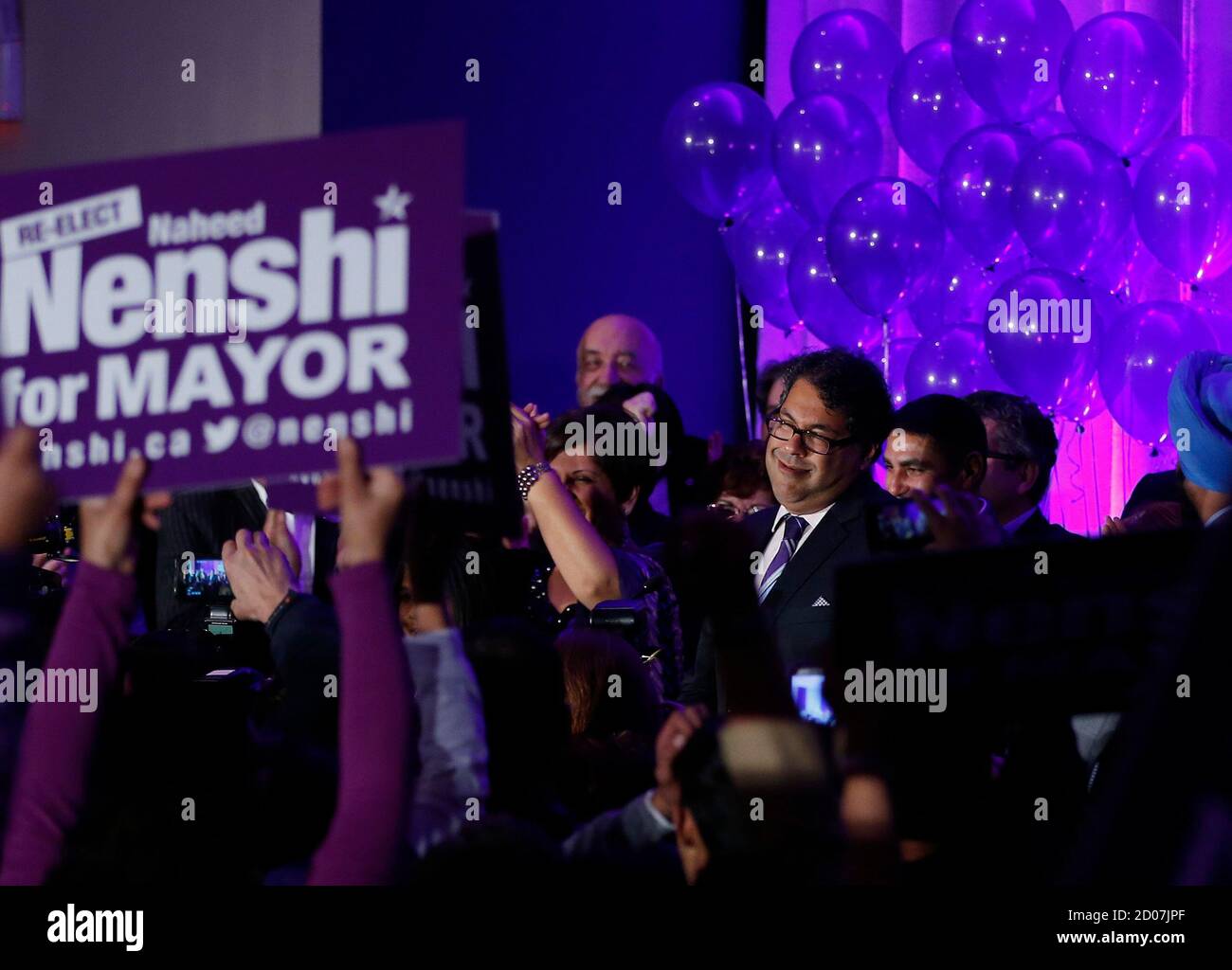 Naheed Nenshi sonríe a sus partidarios después de que fue elegido alcalde de Calgary para un segundo mandato en Calgary, Alberta, el 21 de octubre de 2013. En 2010, Nenshi fue elegido el primer alcalde musulmán de una ciudad norteamericana importante. REUTERS/Todd Korol (CANADÁ - Tags: ELECCIONES POLÍTICAS) Foto de stock