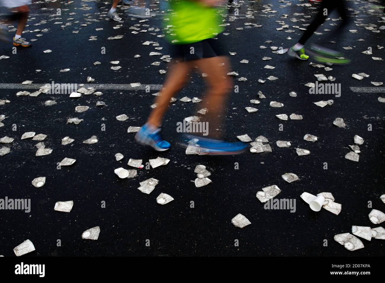 No quiero rodillo Escoger Los participantes pasan por copas de papel descartadas en una estación de  agua durante una maratón en la ciudad costera de Tel Aviv, Israel, el 28 de  febrero de 2014. Unos 40,000