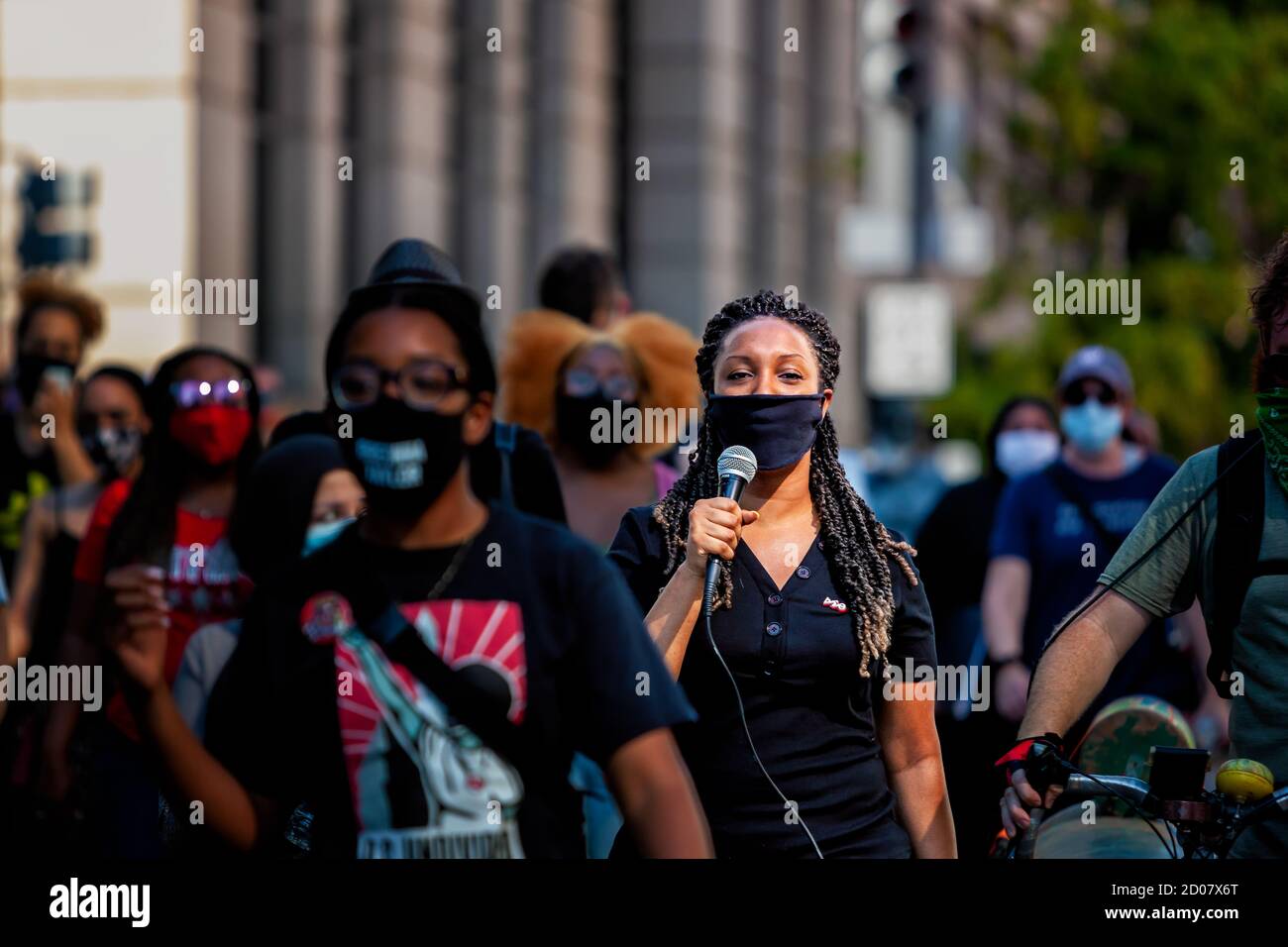 Washington, DC, EE.UU., 7 de septiembre de 2020. En la foto: Un manifestante lleva a la multitud cantando mientras caminan por la 14th Street de camino a la Plaza de la Libertad Dur Foto de stock