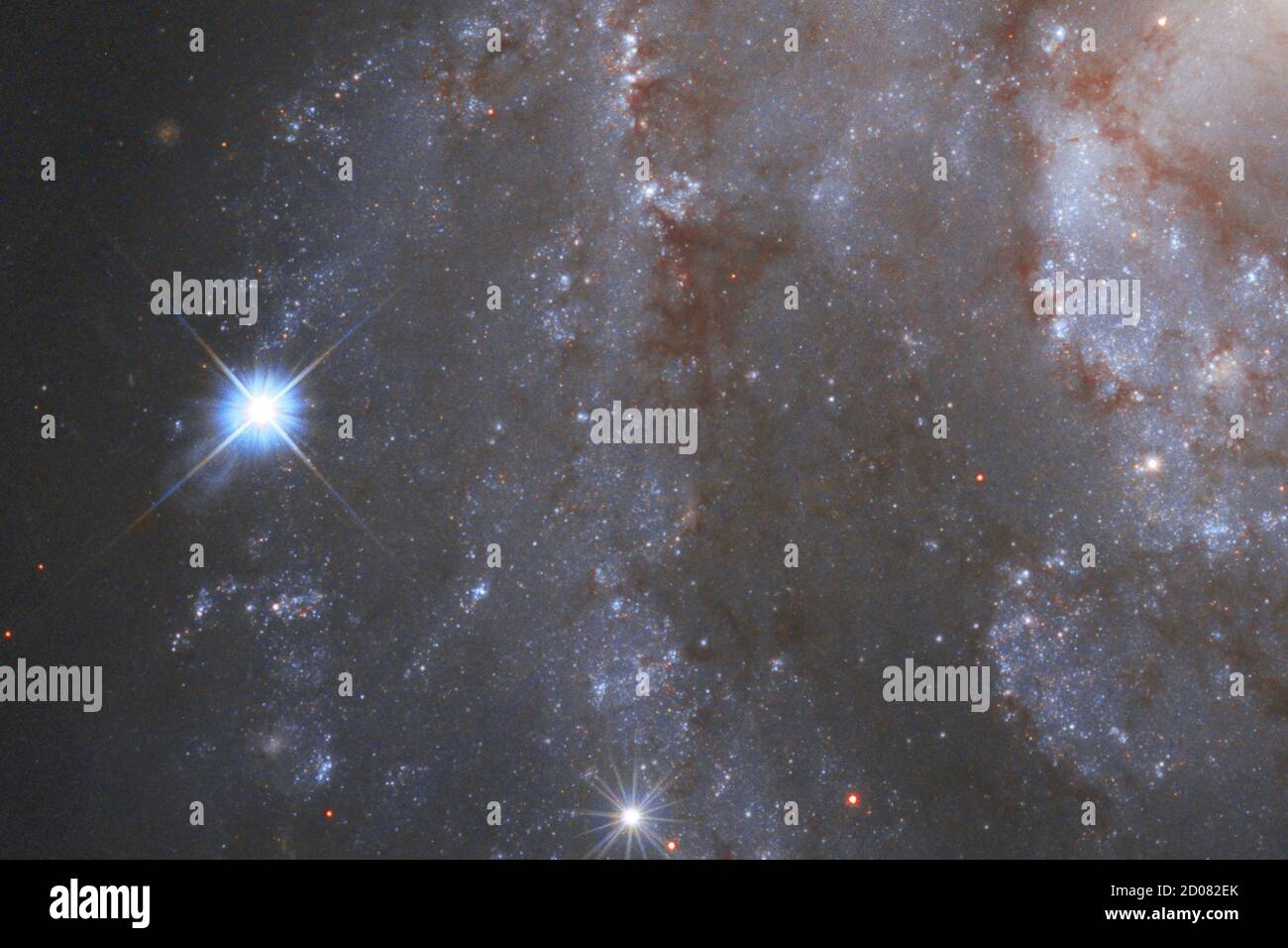 En la foto, en una imagen lanzada el 1 de octubre de 2020, es parte de la cautivadora galaxia NGC 2525. Ubicada a casi 70 millones de años luz de la Tierra, esta galaxia es parte de la constelación de Puppis en el hemisferio sur. Junto con las constelaciones Carina y vela, constituye una imagen del Argo de la antigua mitología griega. A la izquierda, una supernova brillante es visible en la imagen. La supernova es conocida formalmente como SN2018gv y fue detectada por primera vez a mediados de enero de 2018. El Telescopio Espacial Hubble de la NASA/esa capturó la supernova en NGC 2525 como parte de una de sus principales investigaciones Foto de stock