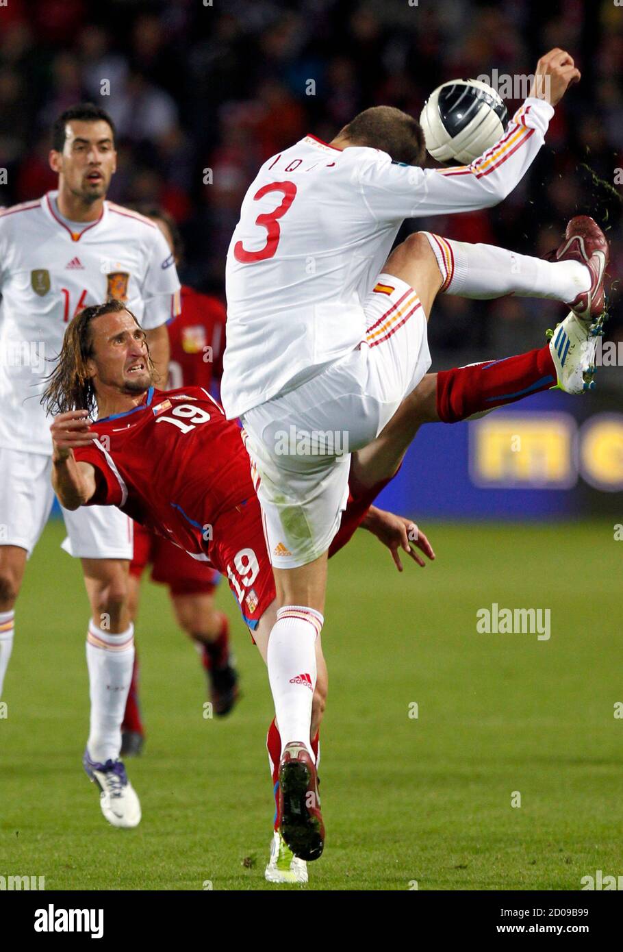 Petr Jiracek (L) of the Czech Republic challenges Gerard Pique of Spain during their Euro 2012 Group I qualifying soccer match in Prague October 7, 2011. REUTERS/Petr Josek (CZECH REPUBLIC - Tags: SPORT SOCCER) Foto de stock
