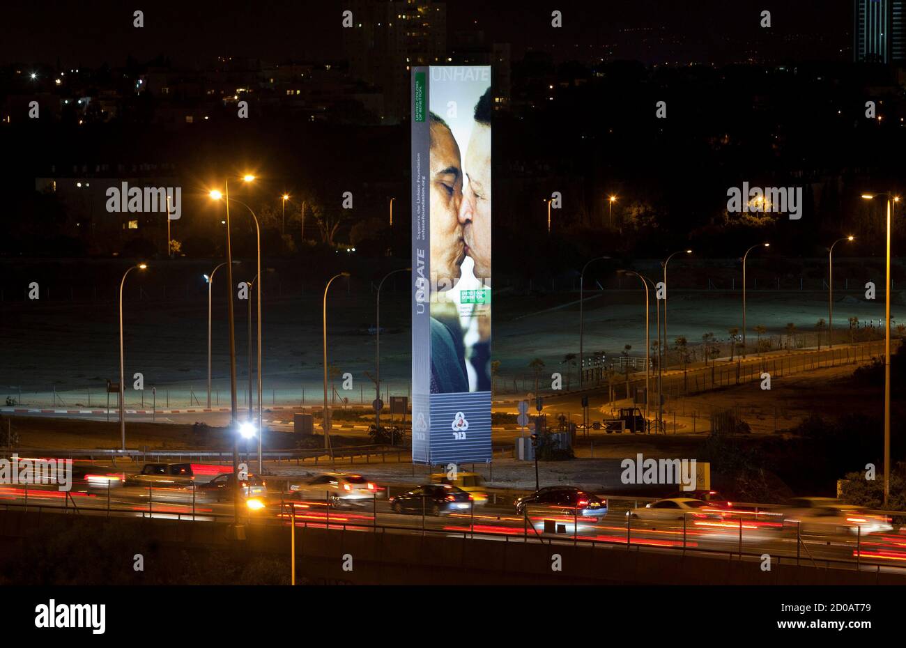 Los coches pasan por un anuncio de la cartelera de Benetton mostrando una  imagen compuesta del presidente estadounidense Barack Obama besando al  presidente venezolano Hugo Chávez, en Tel Aviv el 28 de