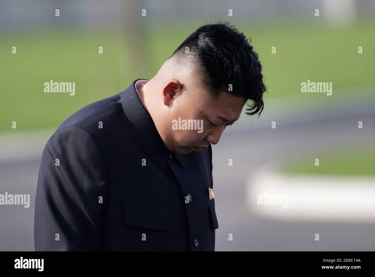 El líder norcoreano Kim Jong-un reacciona cuando llega a la ceremonia de apertura del Cementerio de combatientes caídos del Ejército Popular Coreano (KPA) en Pyongyang el 25 de julio de 2013, como parte de las celebraciones antes del 60º aniversario de la firma de una tregua en la Guerra de Corea de 1950-1953. REUTERS/Jason Lee (COREA DEL NORTE - Tags: POLÍTICA MILITAR ANIVERSARIO) Foto de stock