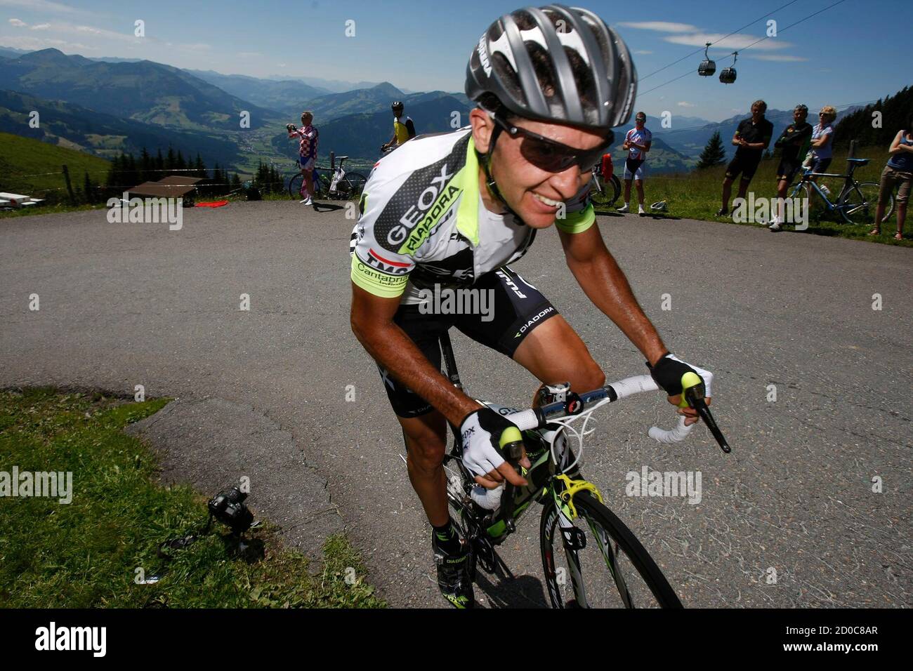El piloto del equipo Geox Carlos Sastre de España compite durante la segunda etapa de la 63ª gira ciclista en Kitzbuehel 4 julio de 2011. REUTERS/Dominic - Tags: