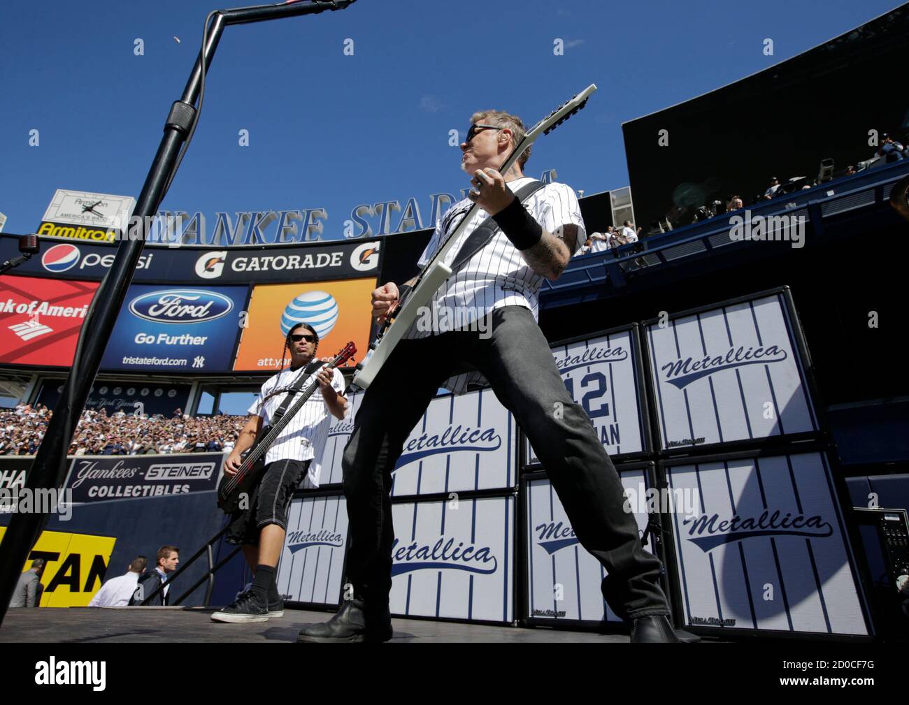 El cantante James Hetfield (R) y la banda Metallica interpretan 'Sandman' como los Yankees de Nueva York honraron al lanzador de alivio Mariano Rivera en ceremonias antes de su partido de liga MLB con los Gigantes de San Francisco en el Yankee Stadium en Nueva York, 22 de septiembre de 2013. REUTERS/Kathy Willens/Pool (ESTADOS UNIDOS - Tags: BÉISBOL DEPORTIVO) Foto de stock
