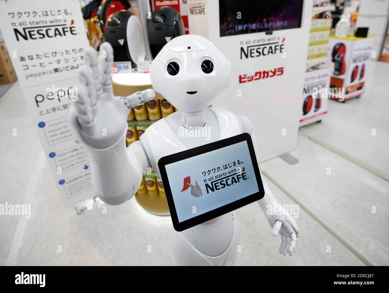 El robot humano de Softbank Corp llamado 'Pepper' Gestures, ya que presenta  las máquinas de café de Nestlé en una tienda eléctrica en Tokio el 1 de  diciembre de 2014. Nestle SA