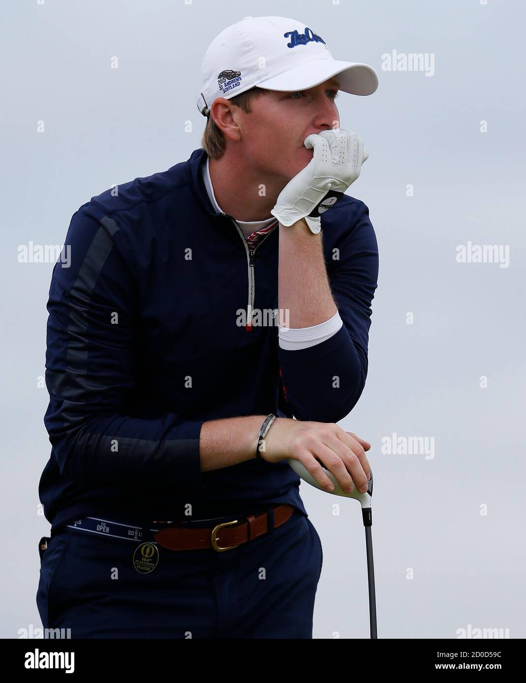 Jordan Niebrugge de los EE.UU. Observa su tiro en el hoyo 13 durante la primera ronda del campeonato de golf British Open en el Old Course en St. Andrews, Escocia, 16 de julio de 2015. REUTERS/Paul Childs Foto de stock
