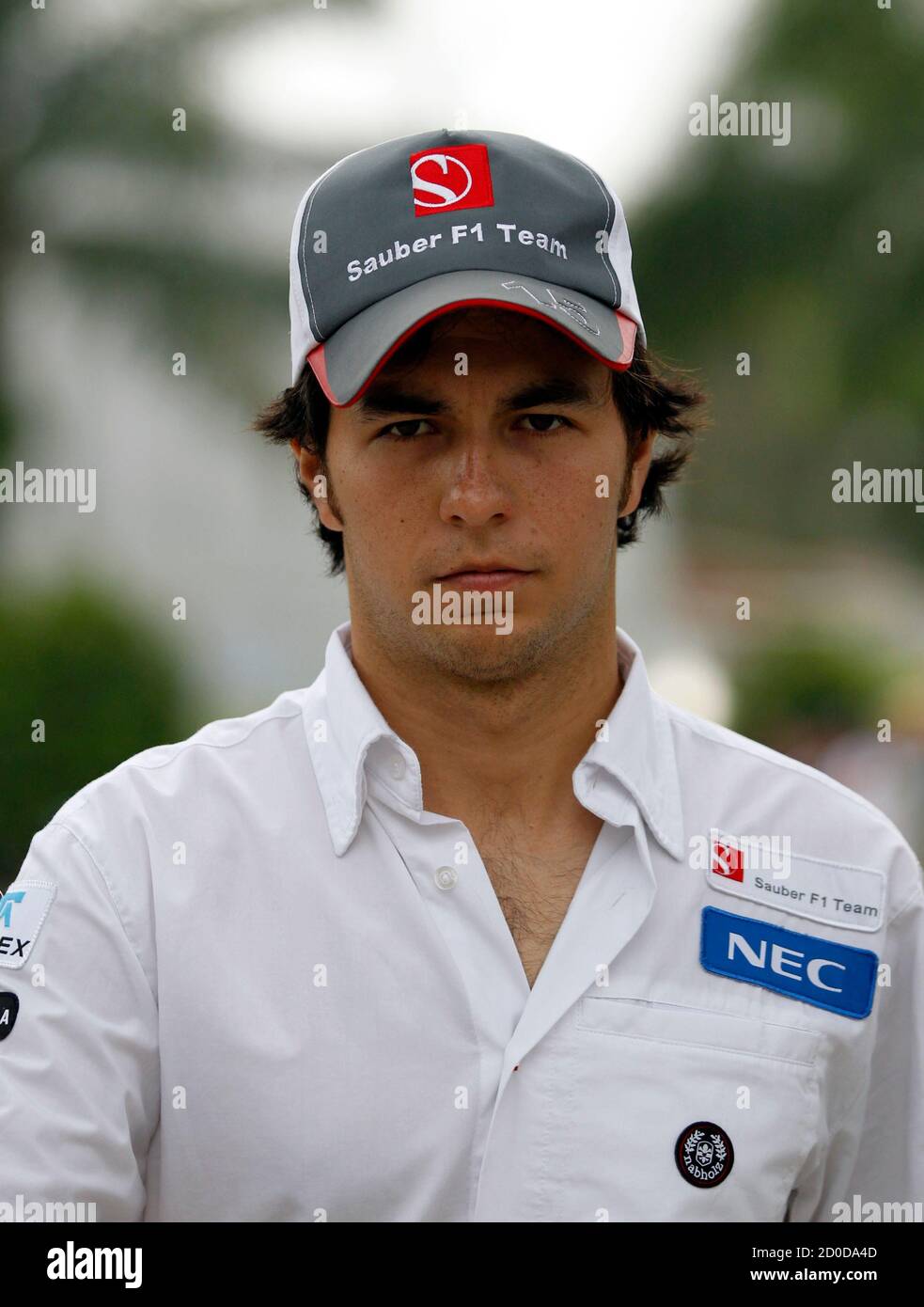 El piloto de Fórmula uno de Sauber, Sergio Pérez, de México, llega al  circuito Internacional Sepang fuera de Kuala Lumpur para la tercera  práctica y sesiones de calificación del Gran Premio F1