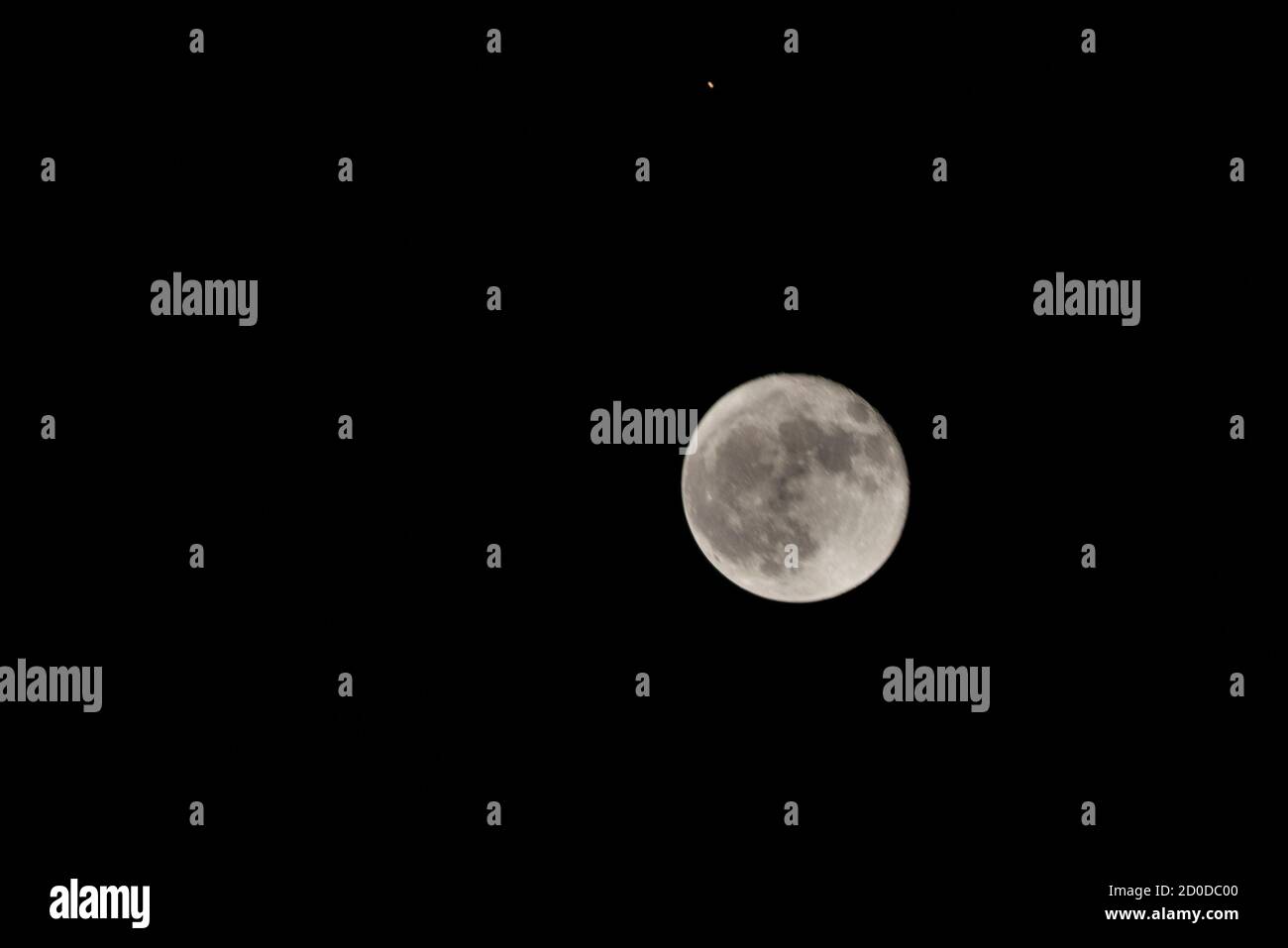 2 de octubre de 2020: Vista de la luna junto al planeta Marte, vista desde la ciudad de Bogotá el 02 de octubre de 2020. Crédito: Daniel Garzon Herazo/ZUMA Wire/Alamy Live News Foto de stock