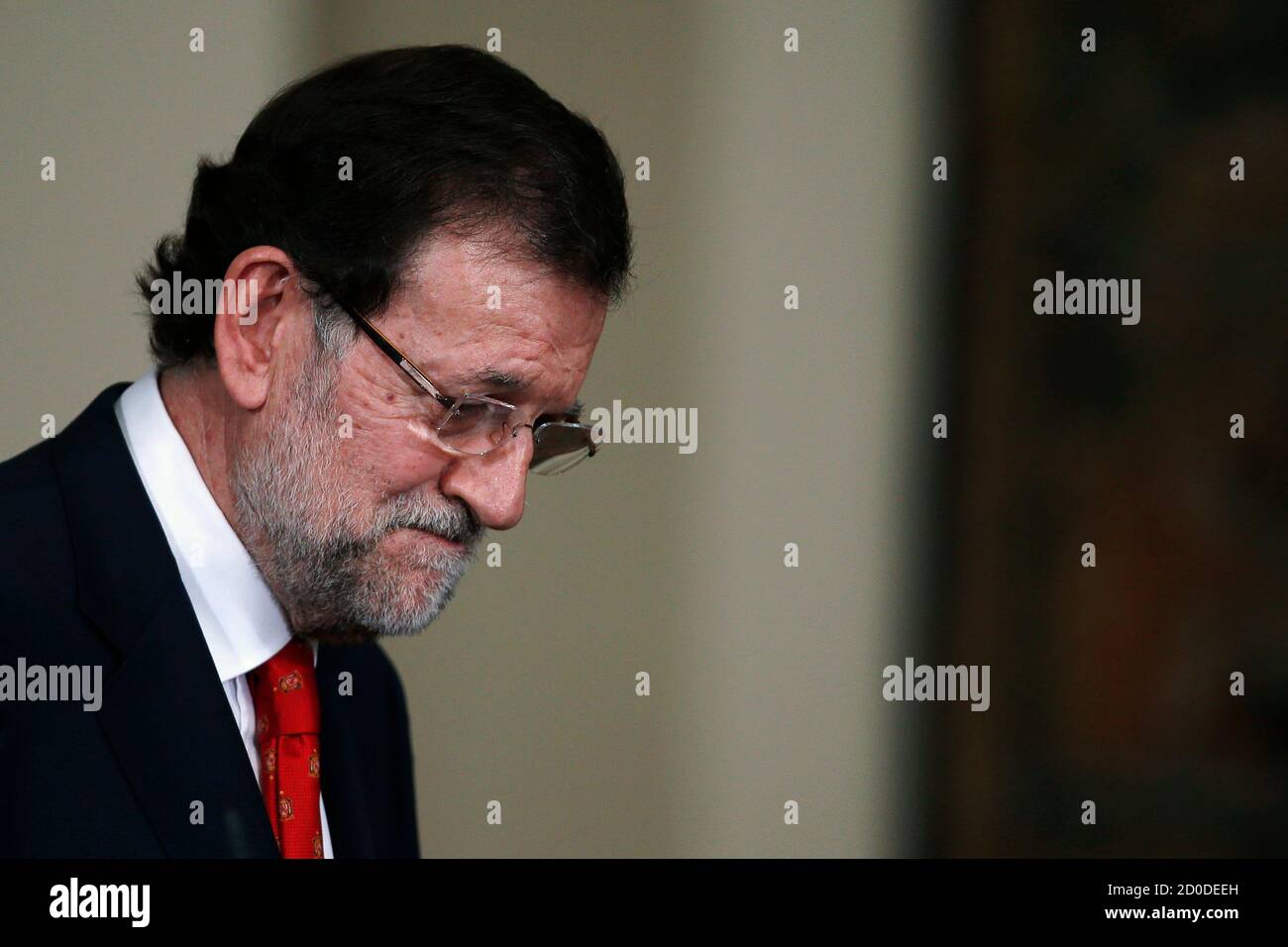 Spain's Prime Minister Mariano Rajoy attends a presentation on social action entities at the Moncloa Palace in Madrid July 11, 2013. Spain's Prime Minister Mariano Rajoy may take a pounding from fresh corruption allegations against his People's Party but the government is strong enough to ride the storm, analysts and sources say. REUTERS/Juan Medina (SPAIN - Tags: POLITICS) Foto de stock