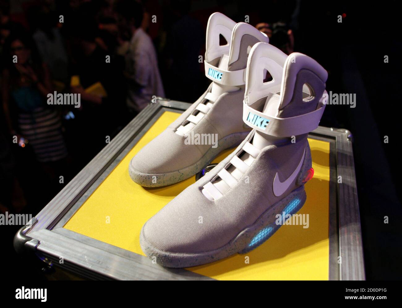letal de nuevo Lo encontré A pair of 2011 NIKE MAG shoes, based on the original NIKE MAG worn in 2015  by the "Back to the Future" character Marty McFly, played by Michael J.  Fox, is displayed