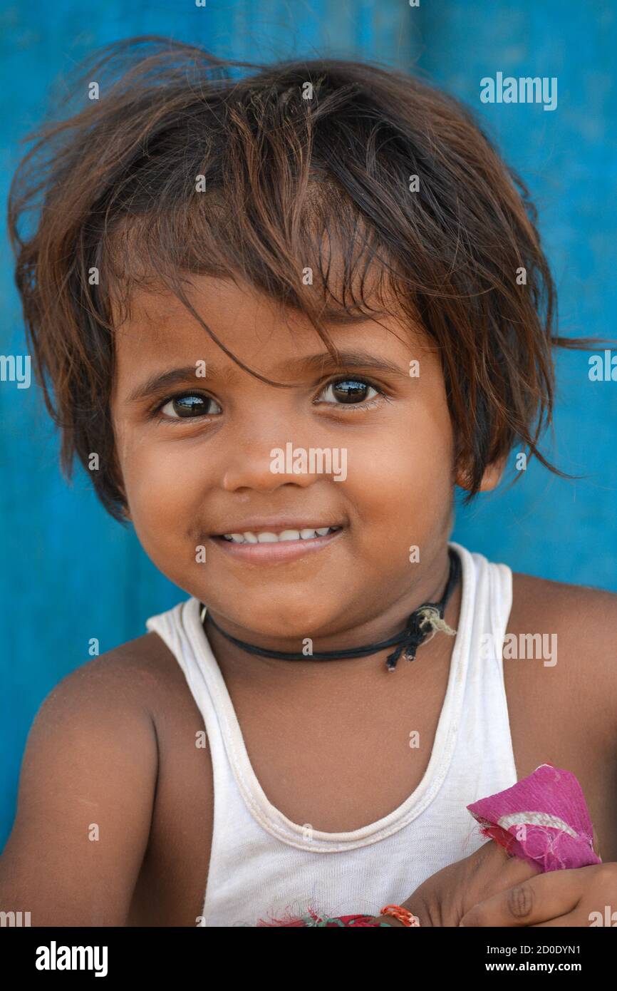 TIKAMGARH, MADHYA PRADESH, INDIA - 14 DE SEPTIEMBRE de 2020: Retrato de una niña feliz y sonriente. Foto de stock