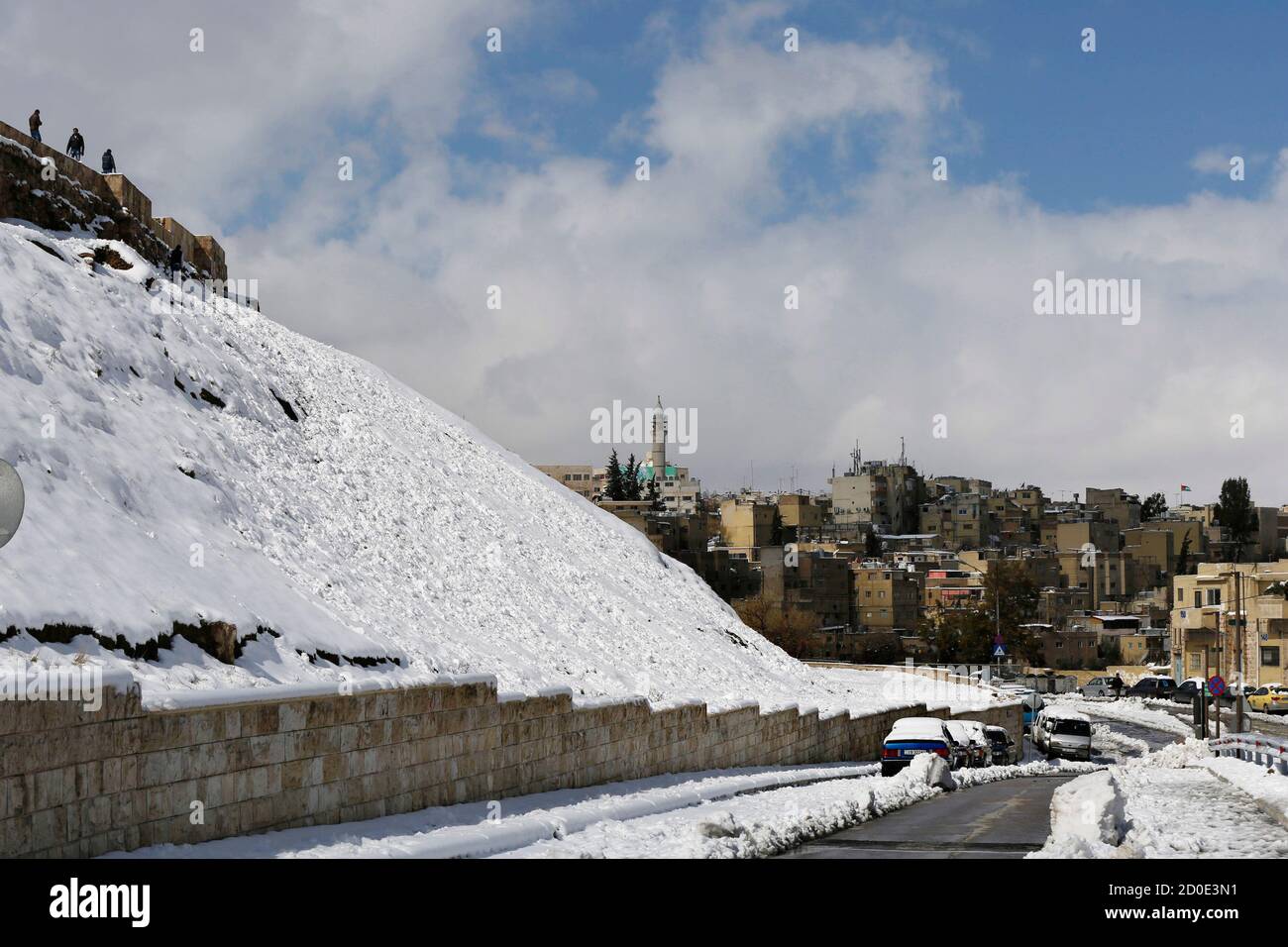 Snow covers the city after a heavy snowstorm in Amman February 20, 2015.  The Jordan Meteorological Department forecasts thunderstorms and rain on  Friday with snowfall in areas 600 metres above sea level