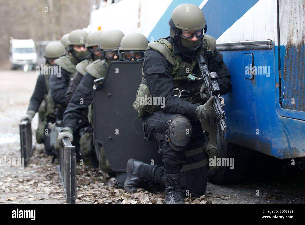 Los miembros de un equipo SWAT y los guardias fronterizos participan en un  simulacro en un campo de entrenamiento militar fuera de Zamosc, cerca de la  frontera con Ucrania, el 15 de