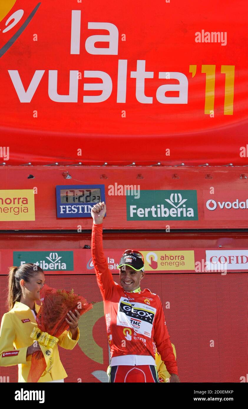 El piloto y líder de Geox TMC, Juan José Cobo de España, celebra después de la 17ª etapa de la carrera ciclista "la vuelta" España entre V y pena Cabarga