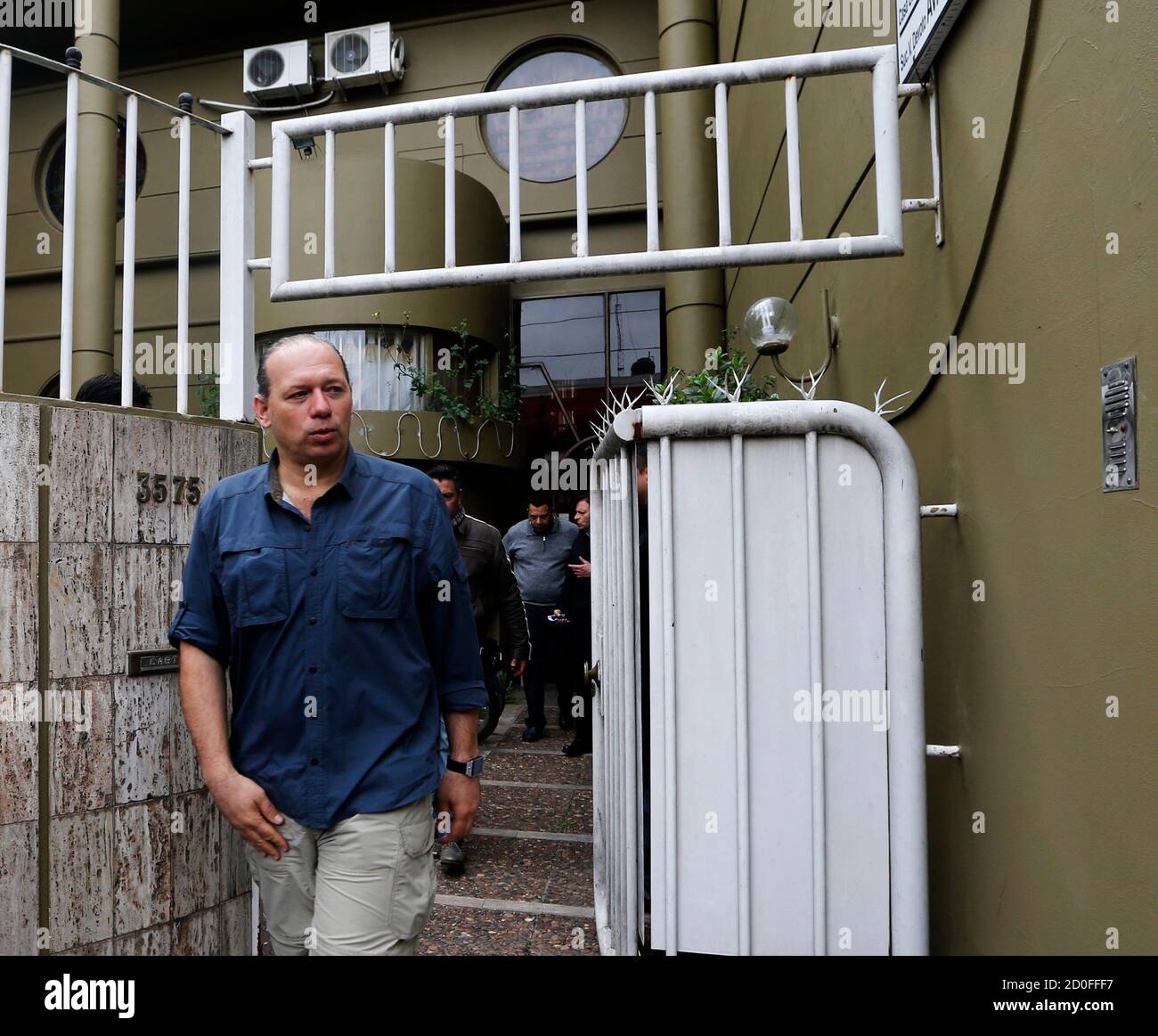 Argentine Security Secretary Sergio Berni leaves the home of Juan Alberto Cabral, father of Juventus' soccer player Carlos Tevez, in Buenos Aires July 29, 2014. Cabral was kidnapped for about eight hours and later released after a ransom was paid, family lawyer Gustavo Galasso told reporters. REUTERS/Enrique Marcarian (ARGENTINA - Tags: CRIME LAW SOCCER SPORT) Foto de stock