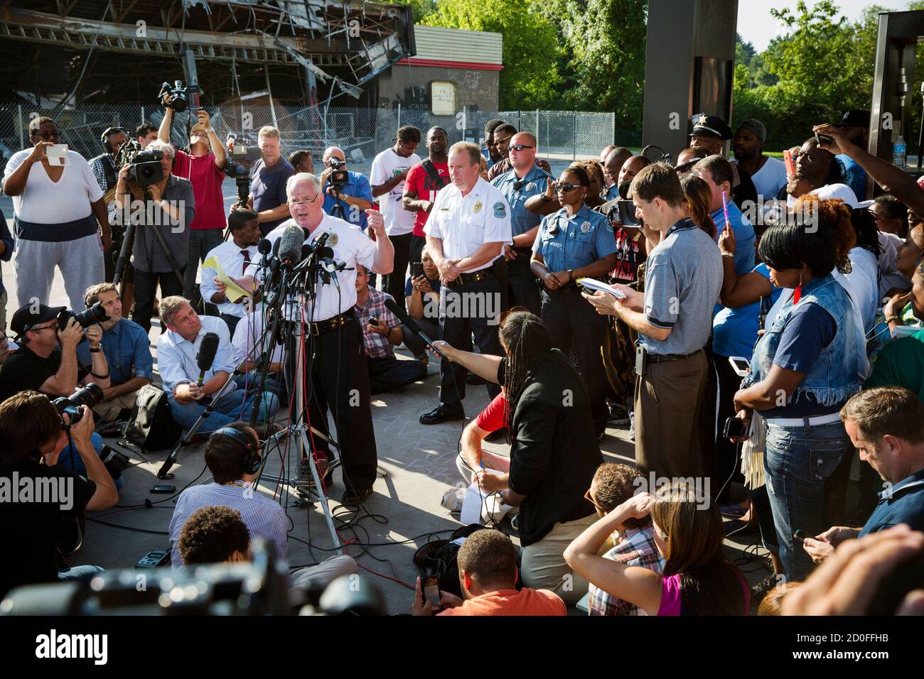 El Jefe de Policía de Ferguson, Thomas Jackson, anuncia el nombre del oficial involucrado en el tiroteo de Michael Brown como oficial Darren Wilson, en Ferguson, Missouri, 15 de agosto de 2014. El informe se celebró cerca de una tienda de conveniencia QuikTrip que había sido incendiada en medio de protestas por el tiroteo de Brown, 18, el sábado pasado. REUTERS/Lucas Jackson (ESTADOS UNIDOS - Tags: DERECHO PENAL DE DISTURBIOS CIVILES) Foto de stock