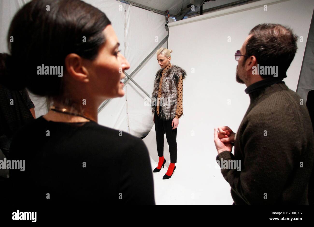 El Modelo Andrej Pejic es fotografiado antes de una presentación de la  colección Yoana Baraschi Otoño/Invierno 2011 durante la Semana de la Moda  de Nueva York 13 de febrero de 2011. REUTERS/Lucas